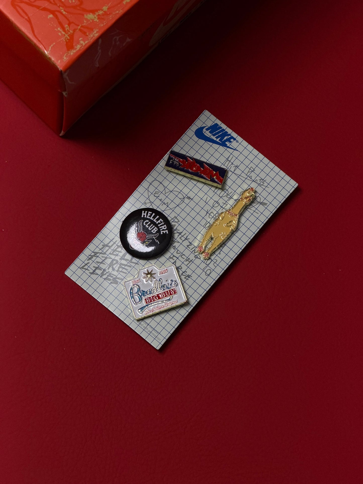 Nike Dunk Low SP x Stranger Things en color Phantom y Midnight Navy