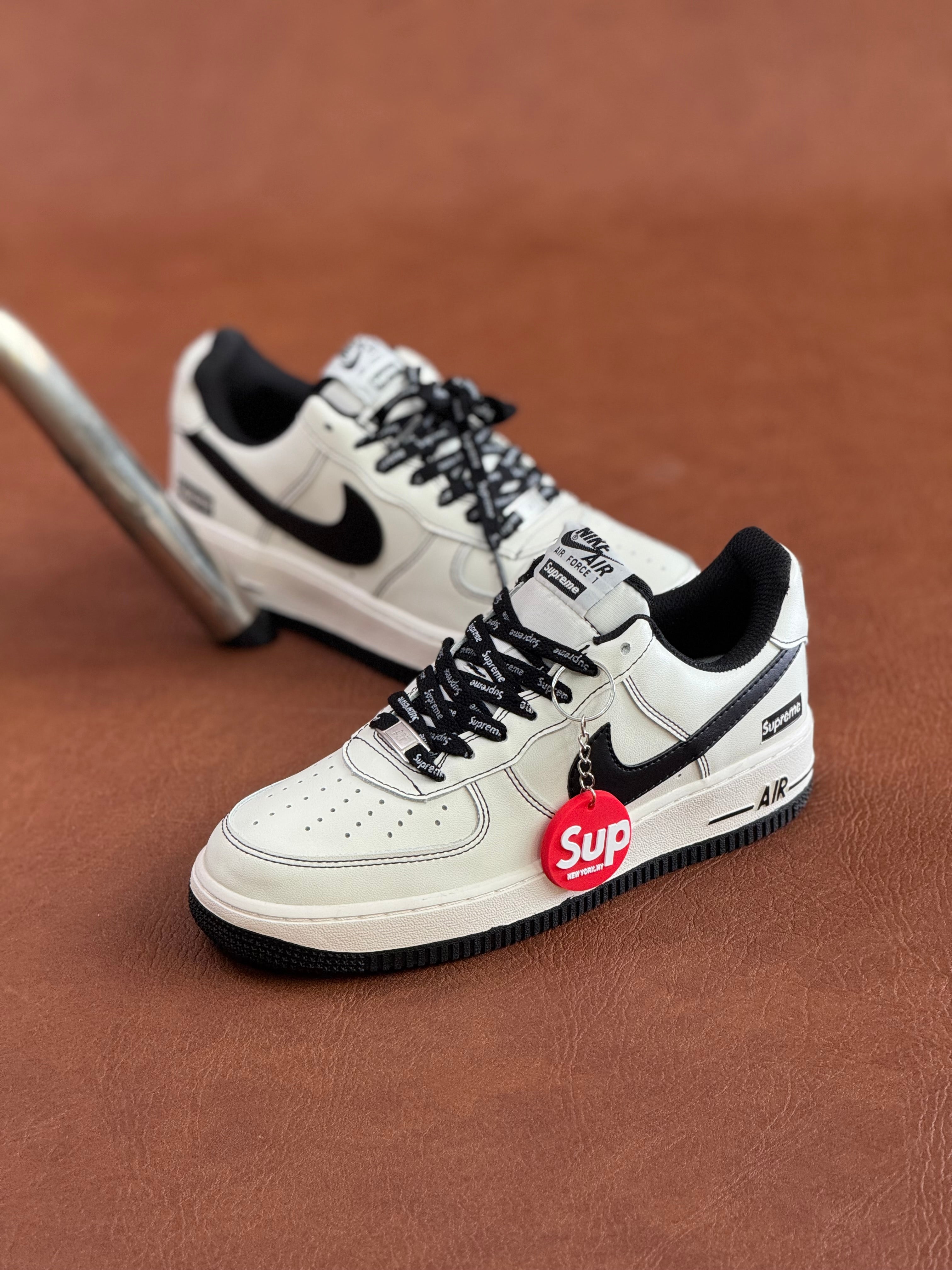 Air Force One x Supreme Black Moment - Main Image