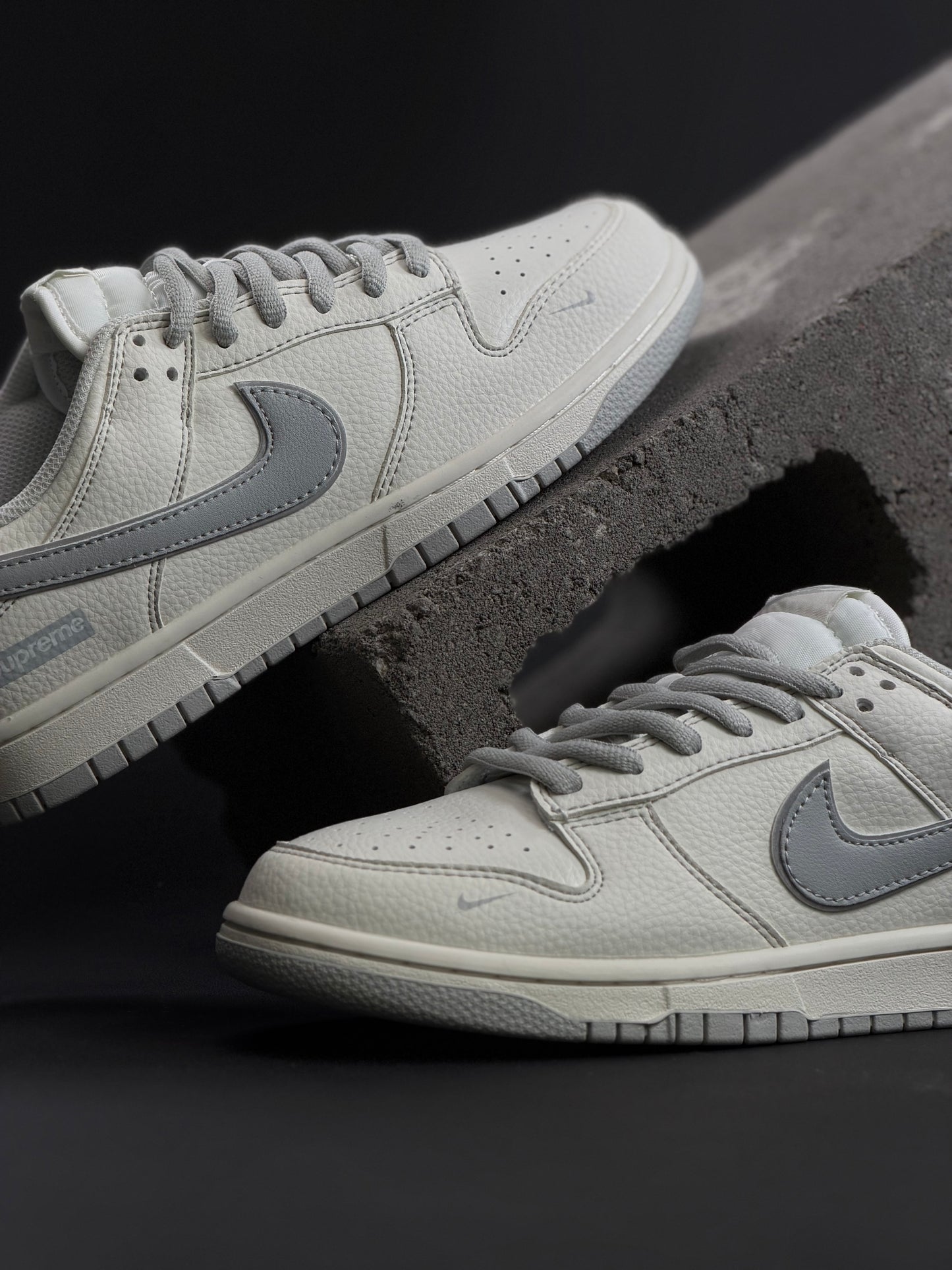 Nike Sb Dunk Low x Supreme White Grey