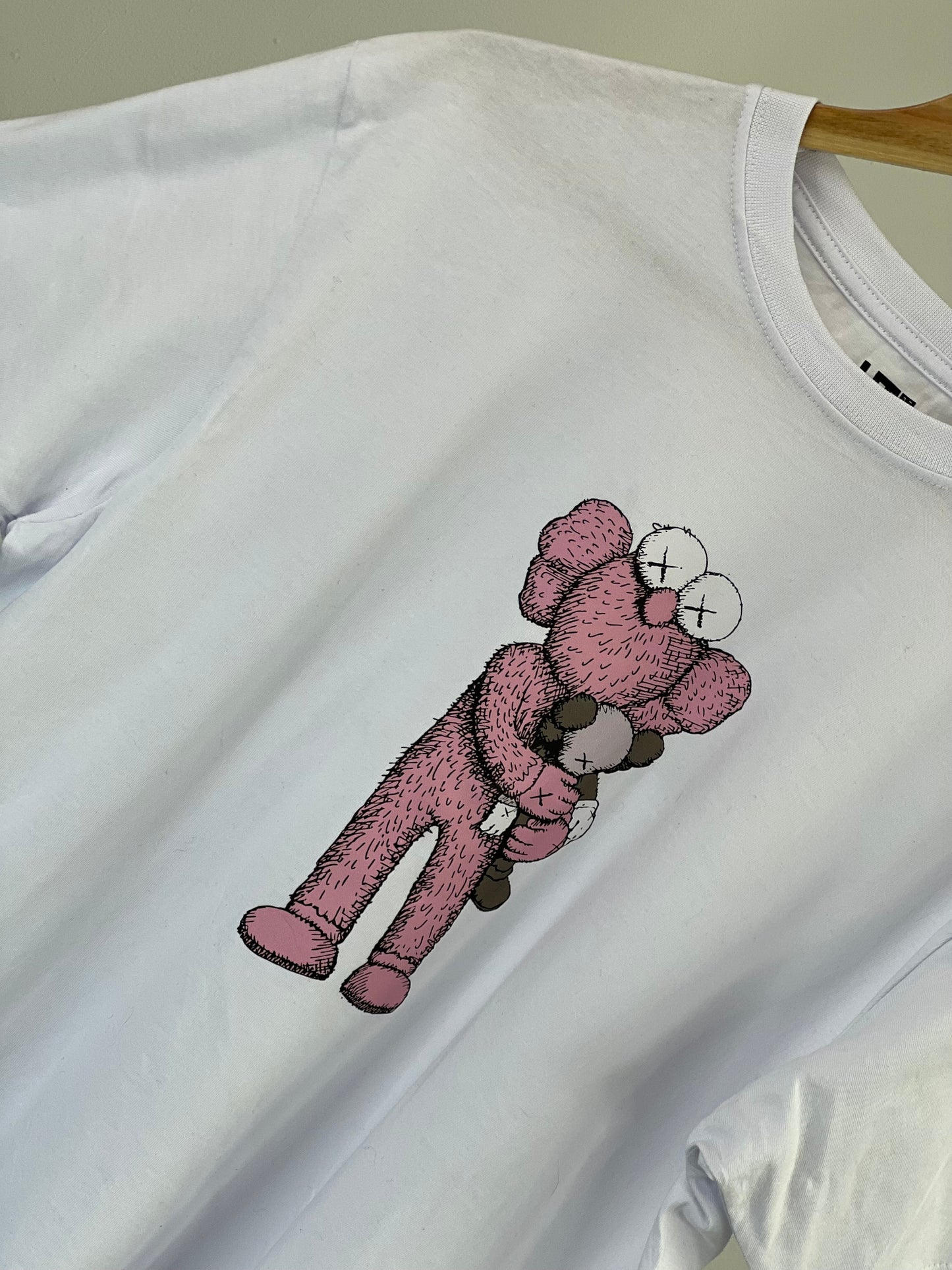 Camiseta Kaws UTMOS Hug