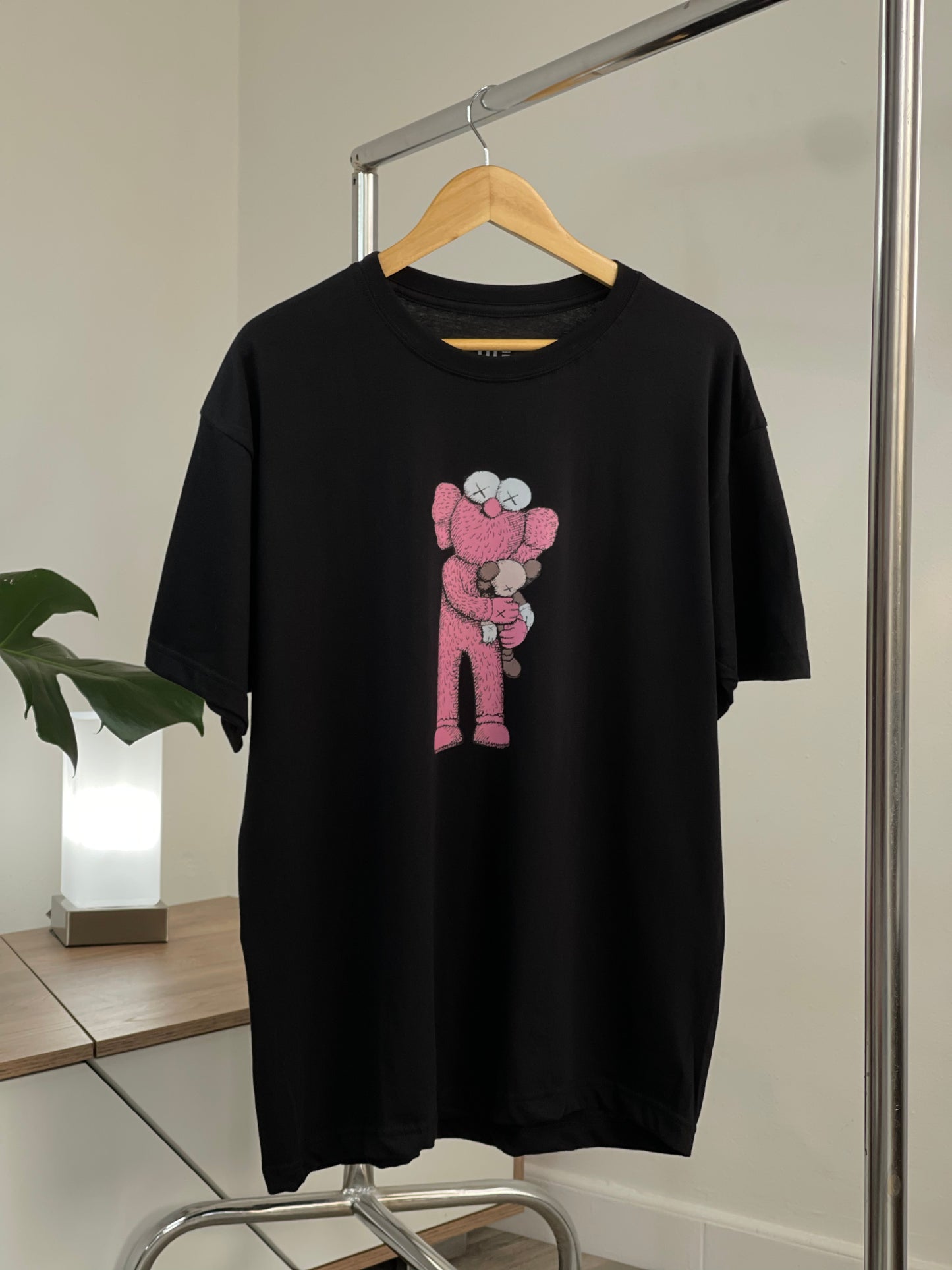 Camiseta Kaws UTMOS Hug