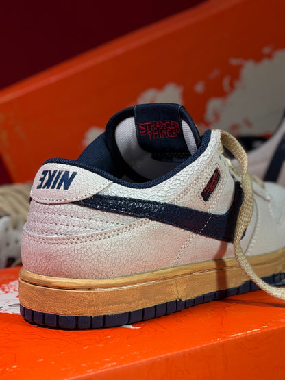 Nike Dunk Low SP x Stranger Things en color Phantom y Midnight Navy