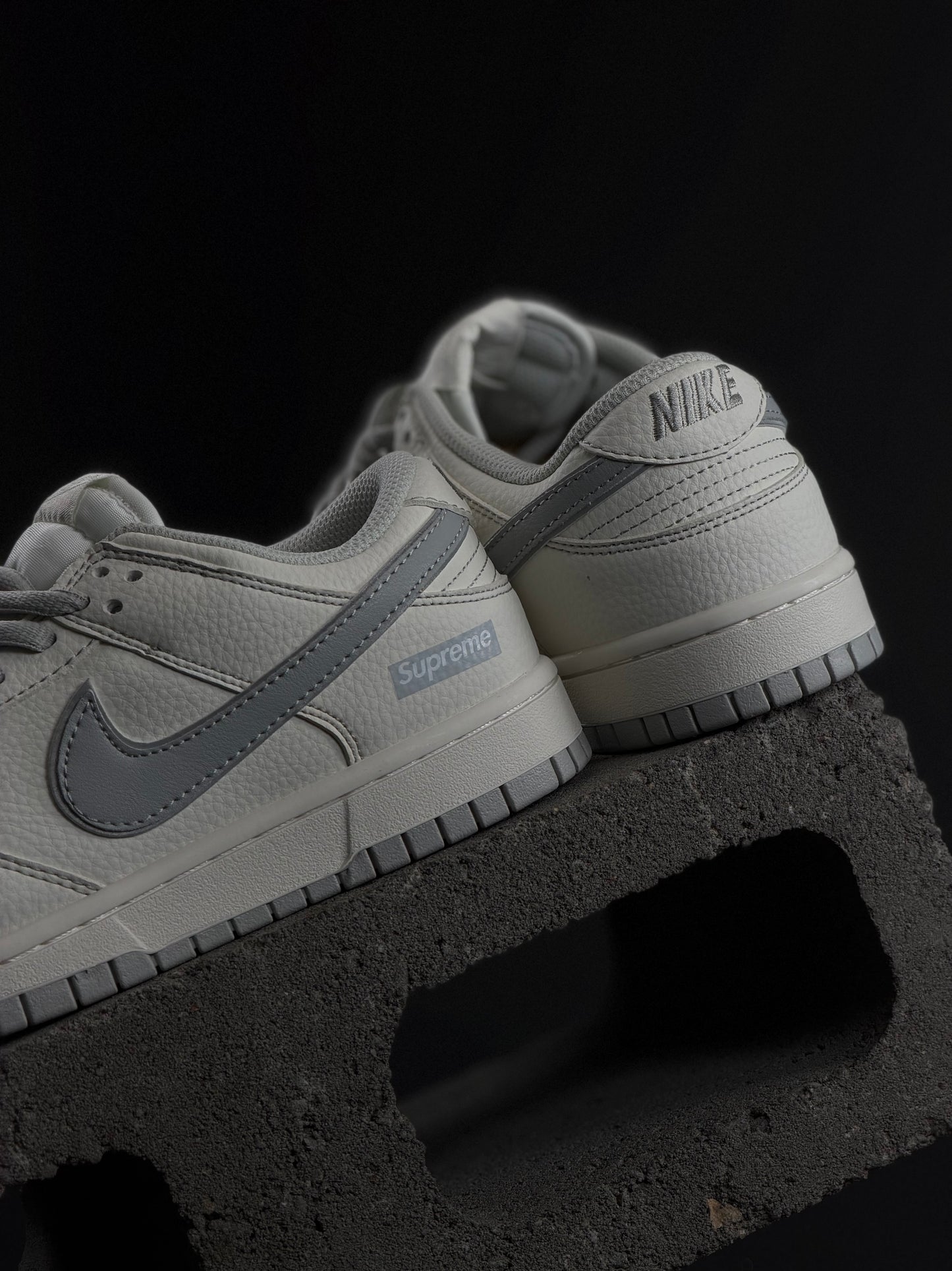 Nike Sb Dunk Low x Supreme White Grey