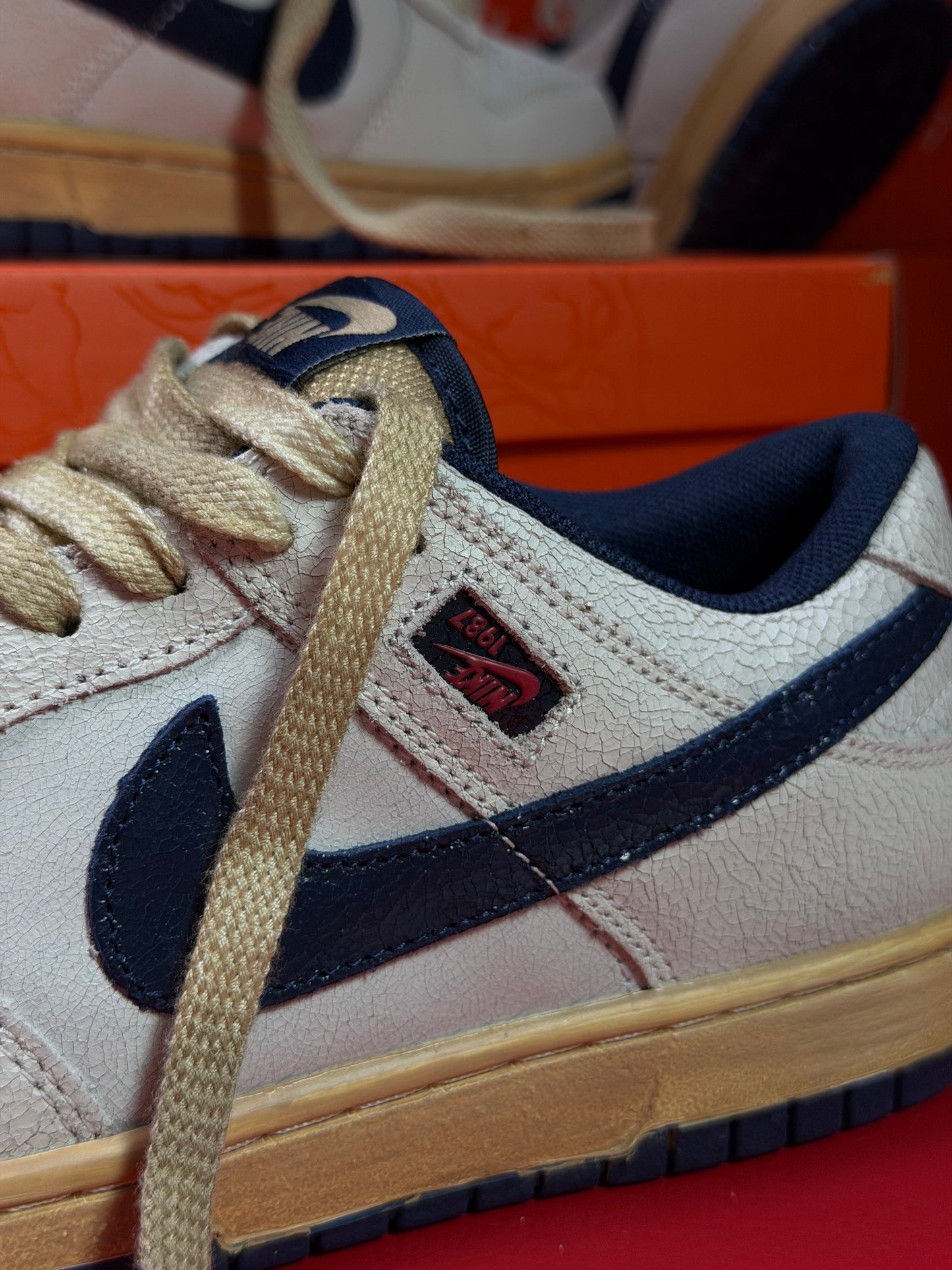 Nike Dunk Low SP x Stranger Things en color Phantom y Midnight Navy