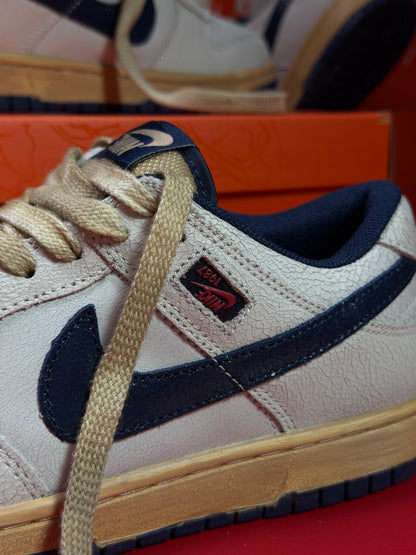 Nike Dunk Low SP x Stranger Things en color Phantom y Midnight Navy