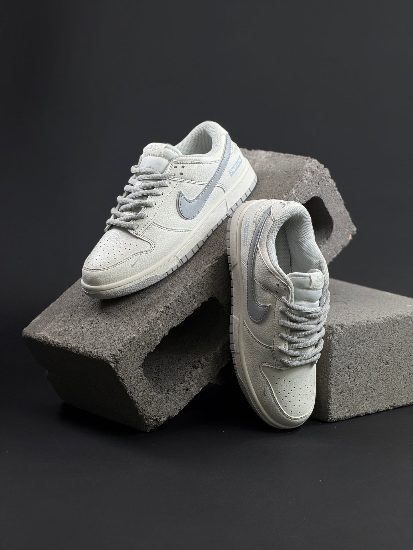 Nike Sb Dunk Low x Supreme White Grey