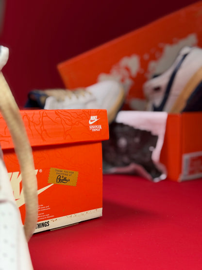 Nike Dunk Low SP x Stranger Things en color Phantom y Midnight Navy