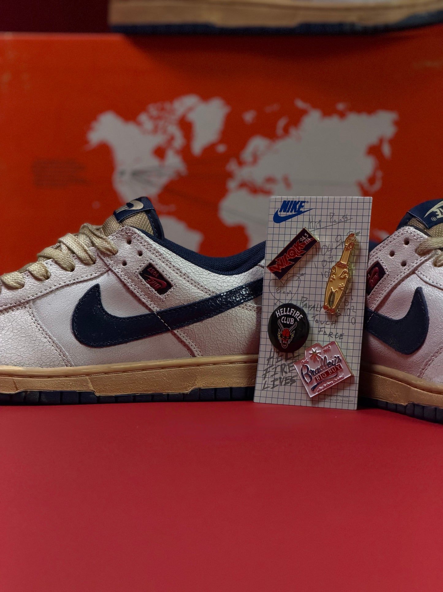 Nike Dunk Low SP x Stranger Things en color Phantom y Midnight Navy