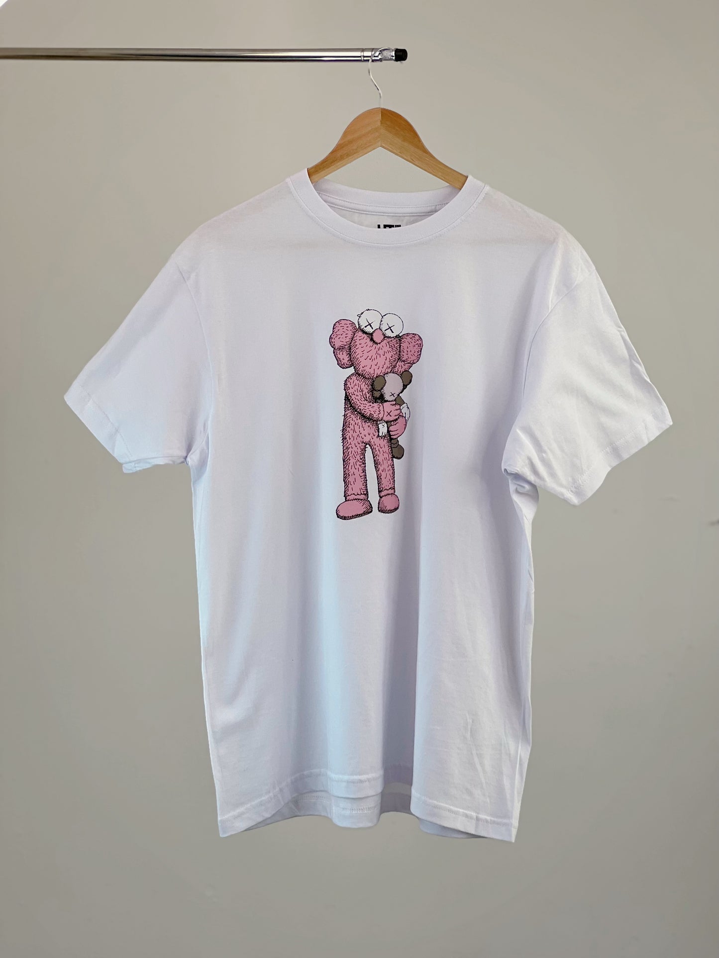 Camiseta Kaws UTMOS Hug