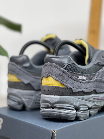 New Balance 2002 R Black